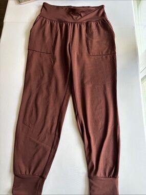 On Running Women’s Jogger Pants in Rust Brown